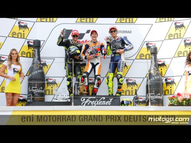 Il podio con Marquez sorridente fra Crutchlow e Rossi
