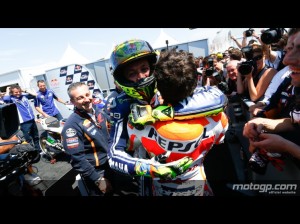 Rossi si congratula con Marquez per la vittoria ed il sorpasso che gli ha fatto al "cavatappi"