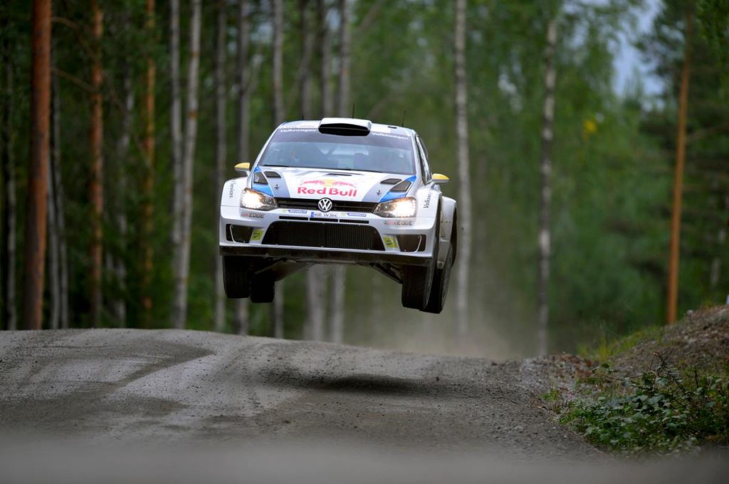 Sebastien Ogier vola verso la vittoria in Finlandia, la quinta stagionale