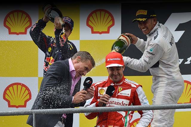 Hamilton, Vettel e Alonso scherzano con Coulthard durante le interviste sul podio