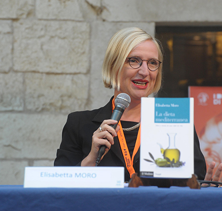  Elisabetta Moro con il suo volume La dieta mediterranea  Mito e storia di uno stile di vita