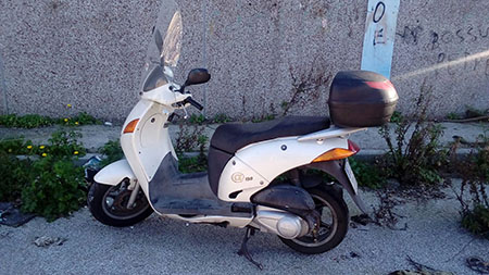 scooter abbandonato