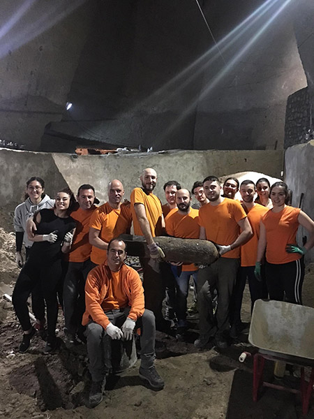 Bomba nella Galleria Borbonica di Napoli