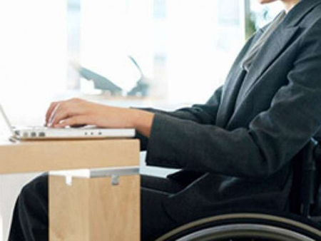 donna disabile al lavoro