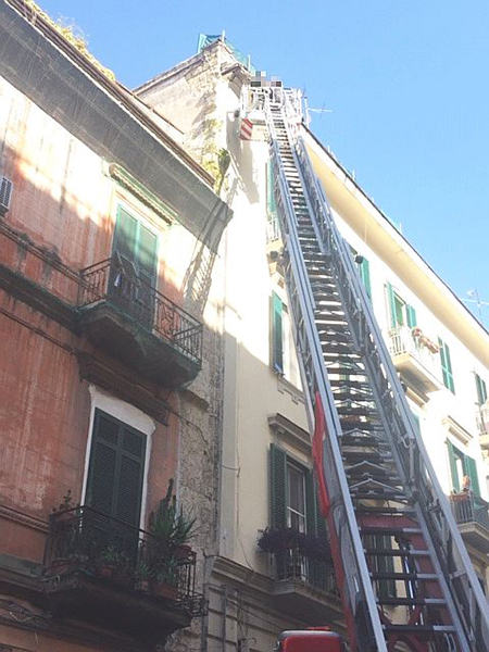 Napoli, via Solimena Vigili del fuoco