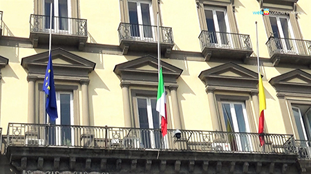 Palazzo San Giacomo bandiere a mezz'asta