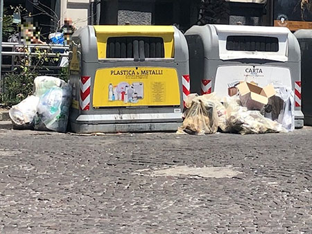 Napoli, piazza Vanvitelli sacchi pieni di rifiuti