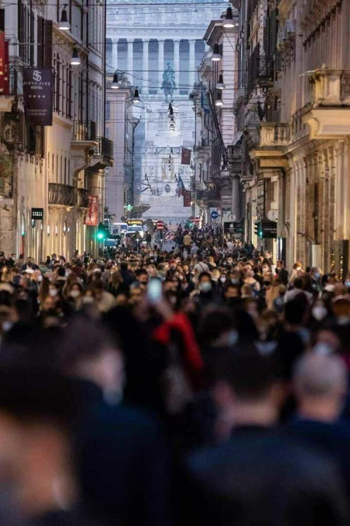 folla a via del Corso a Roma