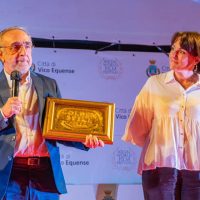 Silvio Orlando con il Premio alla Carriera ricevuto al Social World Film Festival - foto Social World Film Festival