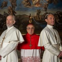 Silvio Orlando con John Malkovich e Jude Law sul set di 'The new Pope' foto di Gianni Fiorito