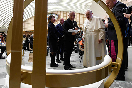 'Trono dell'Accoglienza' - Pietro Del Vaglio Papa Francesco e Pietro Del Vaglio - ph Vatican Media