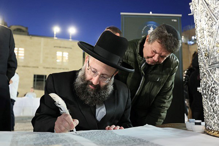 Rav Shmuel Rabinowitz durante la cerimonia al Qotel 
