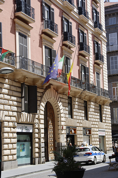Bandiere a mezz'asta Consiglio comunale di Napoli